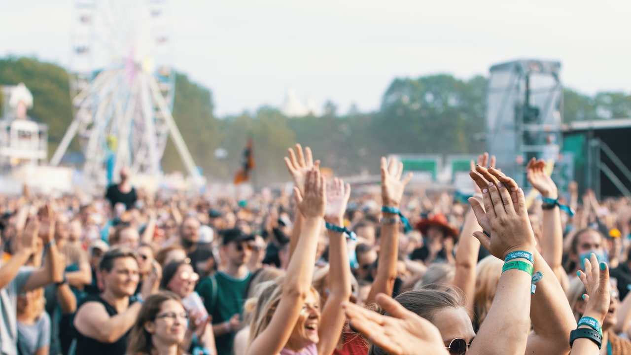 Festivalbesucher vor einem Riesenrad 