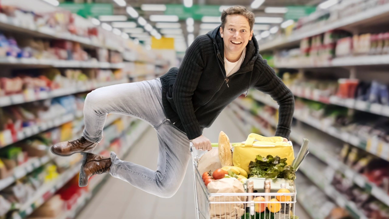 Malte Janssen schiebt einen Einkaufswagen und springt hoch.