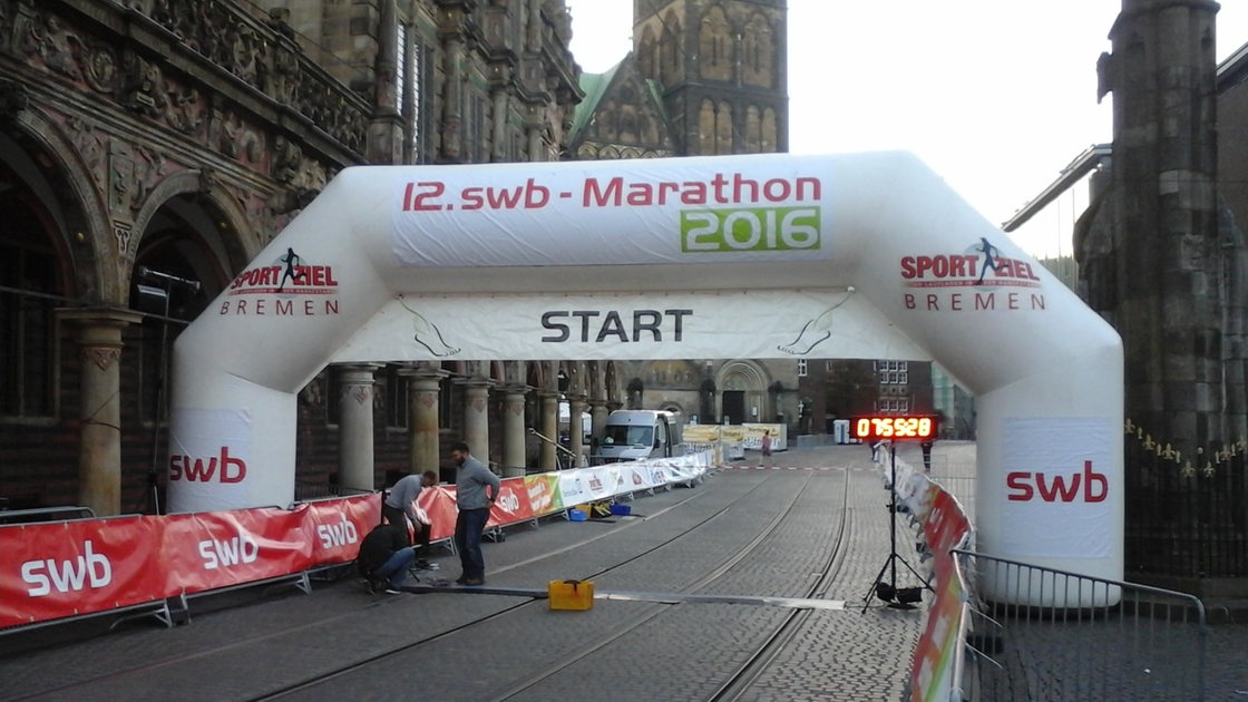 Das Start-Tor vor dem Rathaus